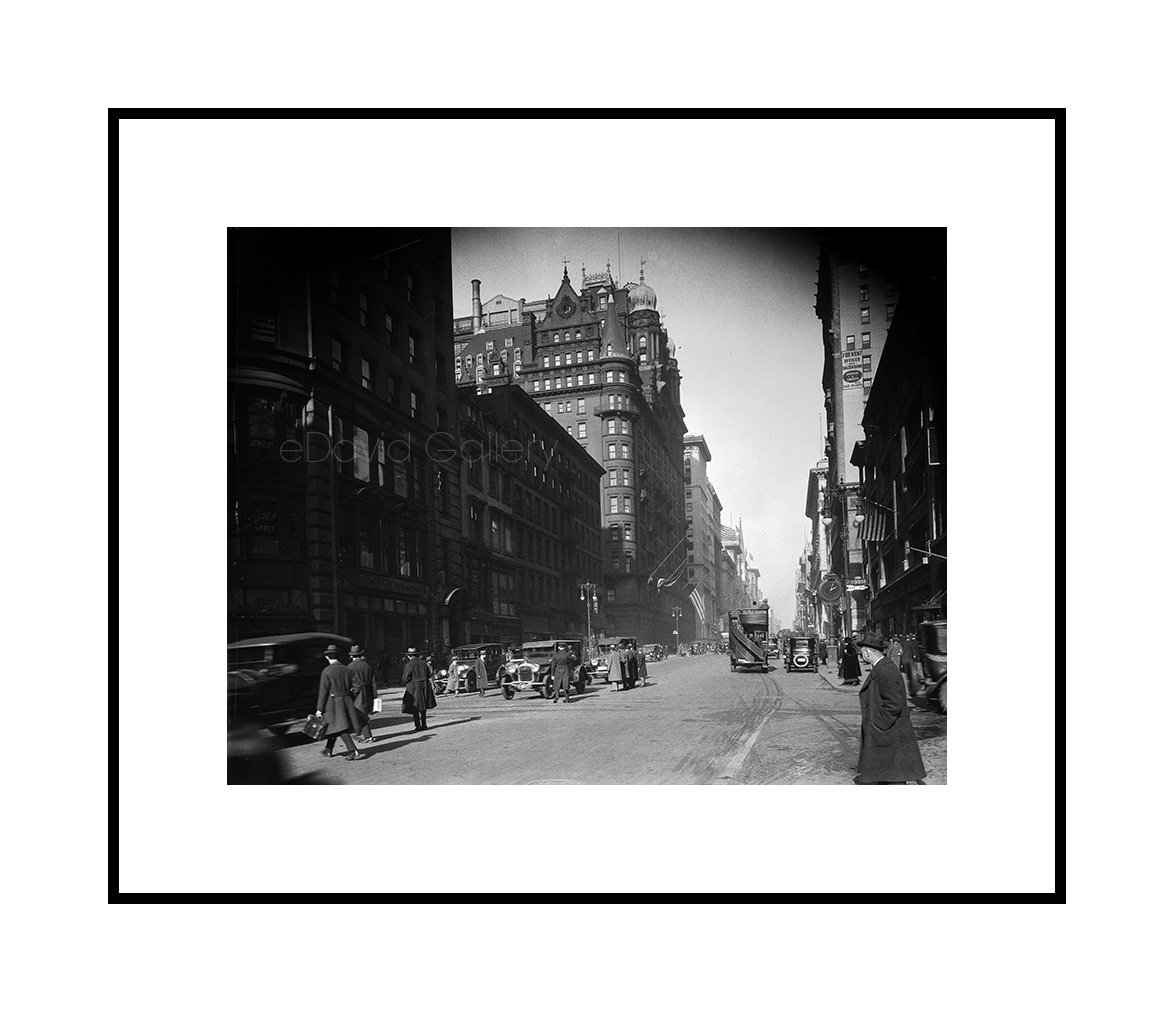 Fifth Avenue Past The Waldorf Astoria